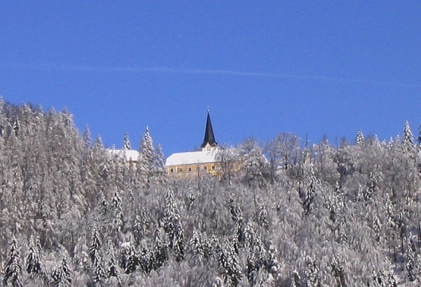 ملف:Strmec nad Dobrno - cerkev sv. Jošta (zimski pogled).jpg
