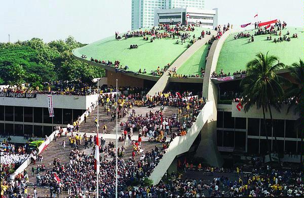 ملف:حركة الطلبة الإندونيسيين في جامعة تريساكتي 12 مايو 1998.jpg