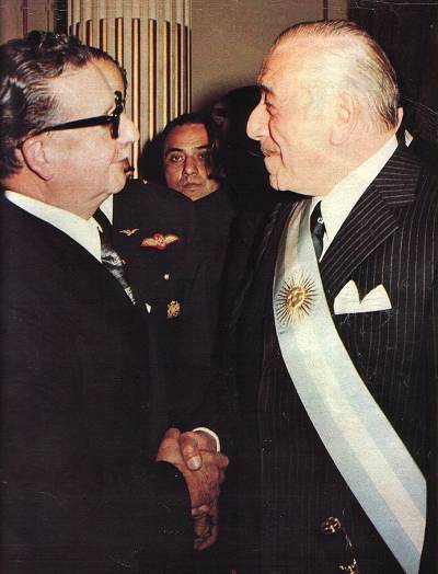 ملف:Allende-campora.jpg