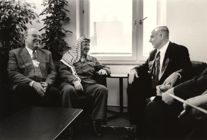 ملف:Netanyahu Arafat Shaath.jpg