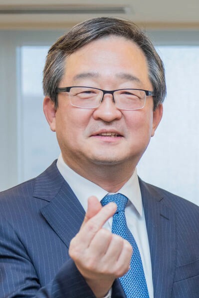 ملف:駐臺北韓國代表部新任代表鄭炳元蒞府拜會市長 (cropped).jpg