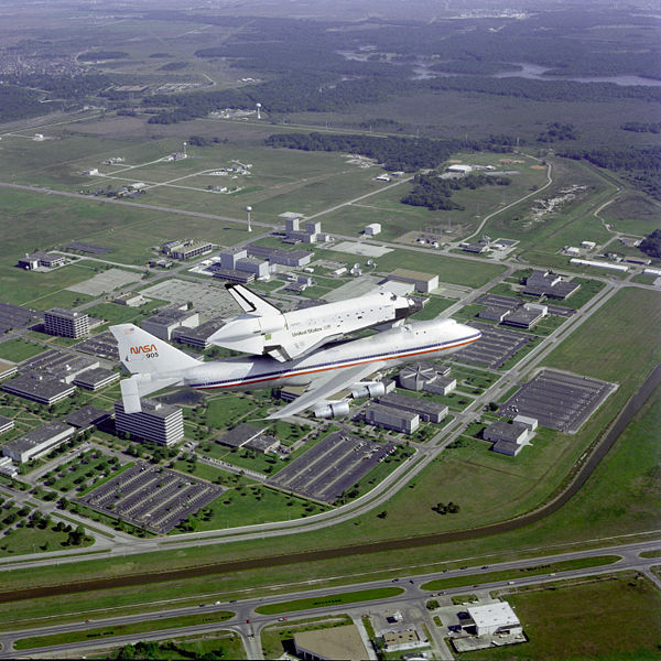 ملف:Challenger Ferry Flight Flyover of Lyndon B. Johnson Space Center.jpg