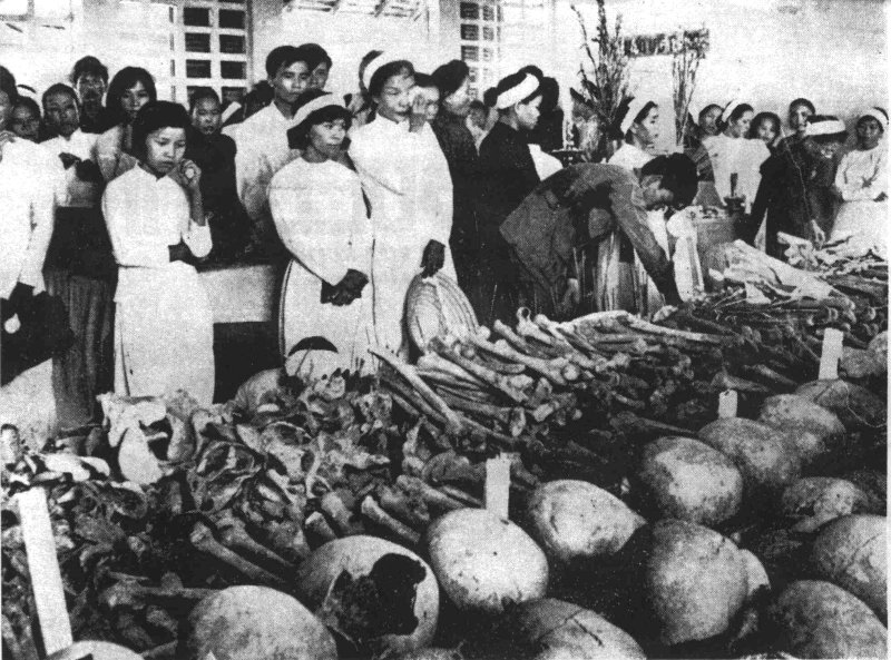 ملف:Communist-Massacre-Hue2-1968.jpg