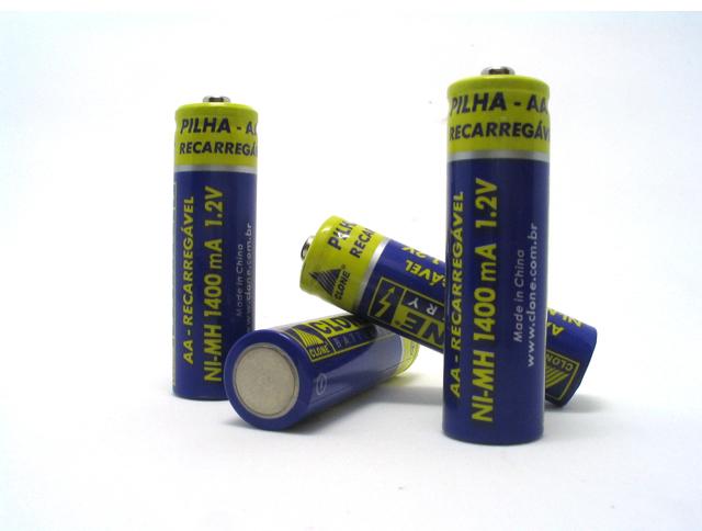 ملف:Four AA batteries.jpg