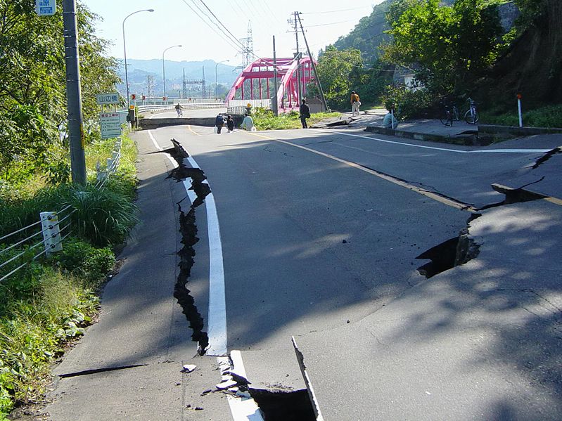 ملف:Chuetsu earthquake-Yamabe Bridge.jpg