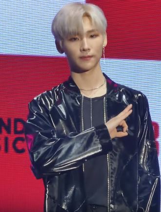 ملف:190522 AB6IX 전웅 (2).jpg