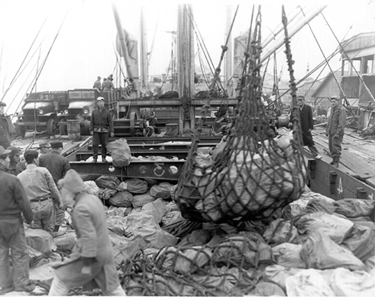 ملف:Korean-war-merchant-marine-load.jpg