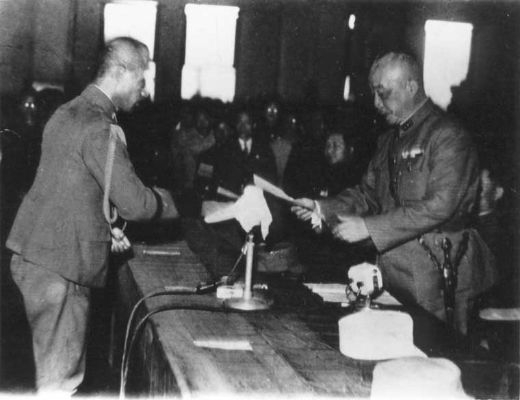 ملف:Ando Rikichi surrender (1).jpg