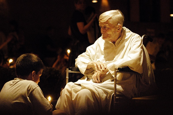 ملف:Brother Roger at prayer.jpg