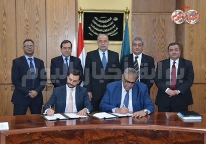 ملف:وزير البترول المصري يشهد توقيع عقد استيراد الغاز من نوبل إنرجي، فبراير 2015.jpg