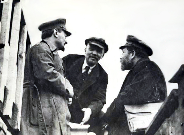 ملف:1919-Trotsky Lenin Kamenev-Party-Congress.jpg