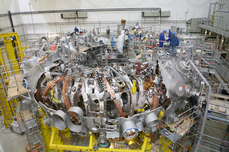 ملف:Wendelstein7-X duringAssembly.jpg