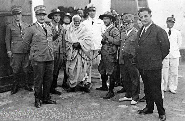 ملف:Omar Mokhtar arrested by Italian Officials.jpg