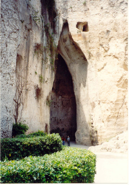 ملف:Syrakus Ohr des Dionysios.jpg