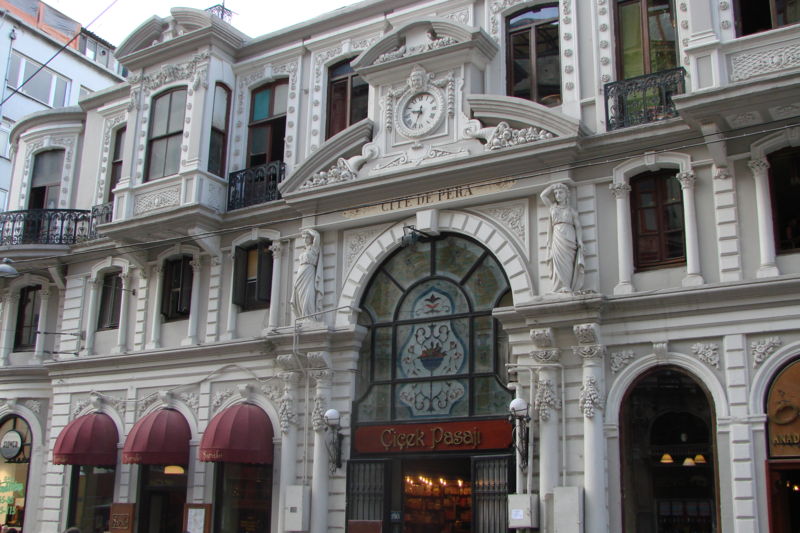 ملف:Istanbul Cicek Pasaji - Cité de Pera.jpg