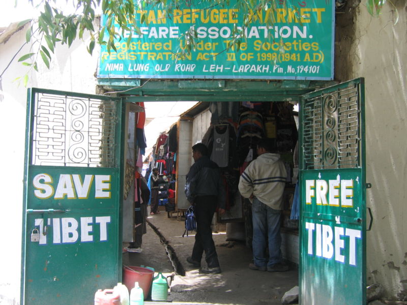 ملف:Tibetrefugeemarket.jpg