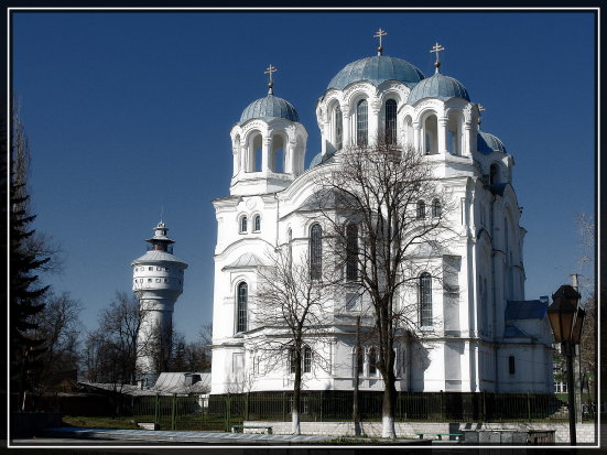 ملف:Трьох-Анастасіївська церква і водонапірна башта у Глухові на Сумщині.jpg