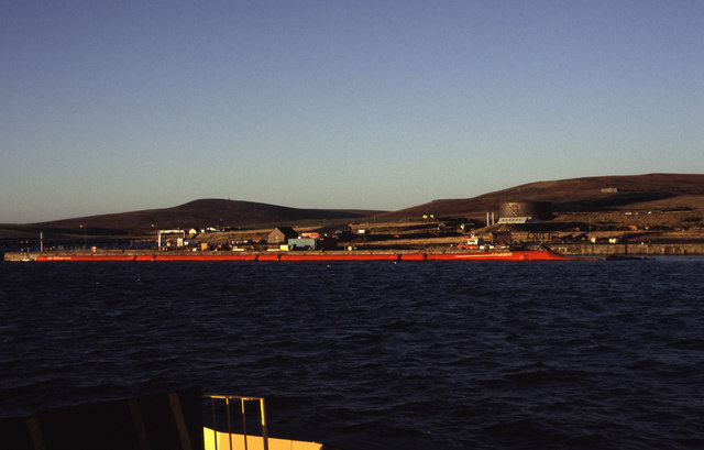 ملف:Lyness - coming into the ferry terminal (geograph 1645433).jpg