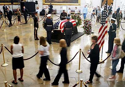 ملف:Ronald Reagan lies in state June 10.jpg