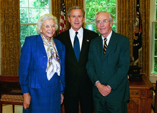 ملف:SandraOconnor and GeorgeWBush May2004.jpg