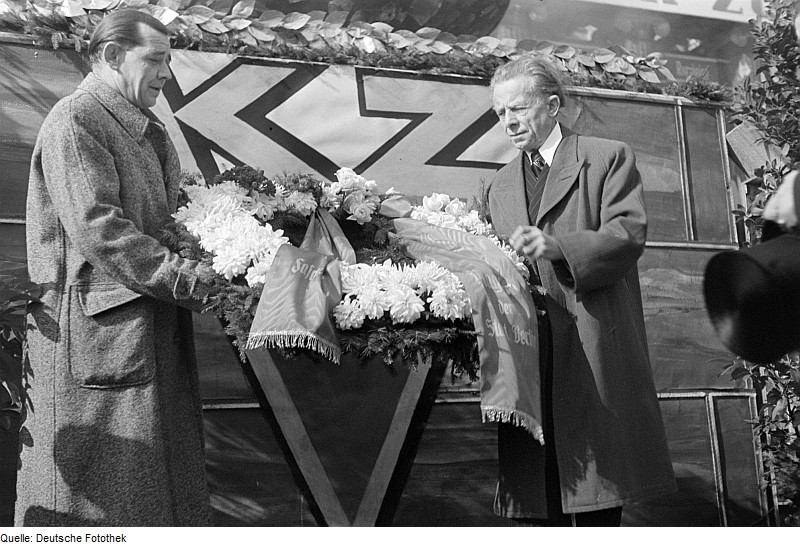 ملف:Fotothek df pk 0000247 018 Ottomar Geschke spricht.jpg