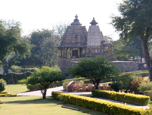 ملف:Khajuraho-landscape.jpg