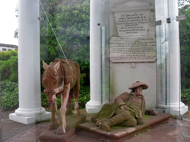 ملف:Statue of Old Mortality and his pony.jpg
