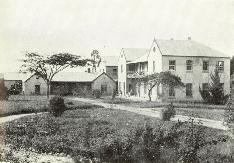 ملف:Inanda Seminary-Original Building - Edwards Hall, Lucy Lindley Hall behind.jpg