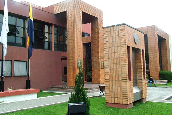 ملف:Facultad Derecho UCSC 2.jpg