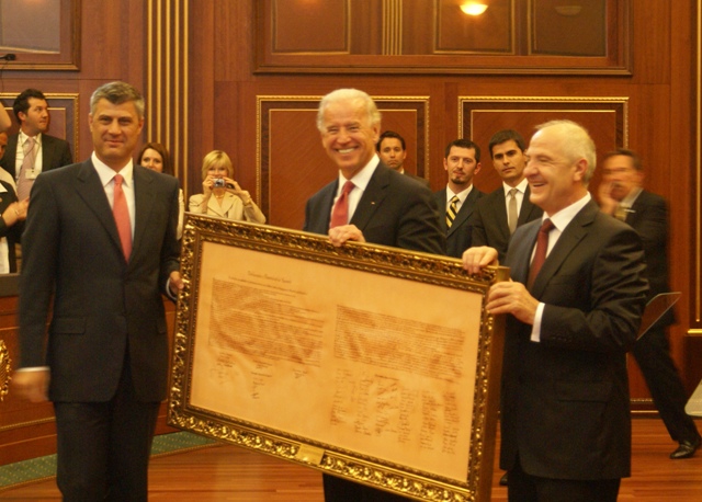 ملف:Hashim Thaci Joe Biden Fatmir Sejdiu with Declaration of Independence of Kosovo.JPG