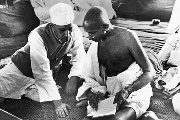 ملف:Nehru Gandhi 1942.jpg