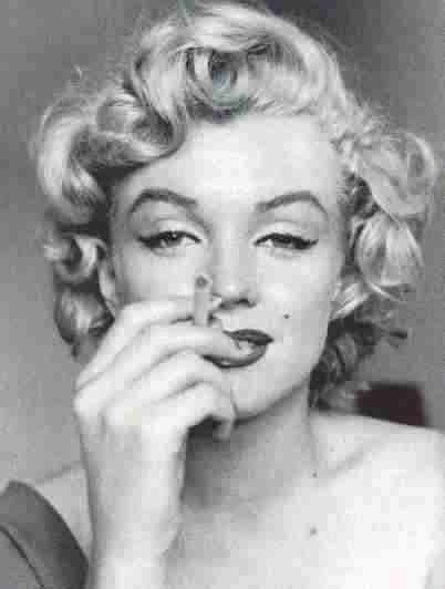 ملف:Marilyn monroe smoking.jpg