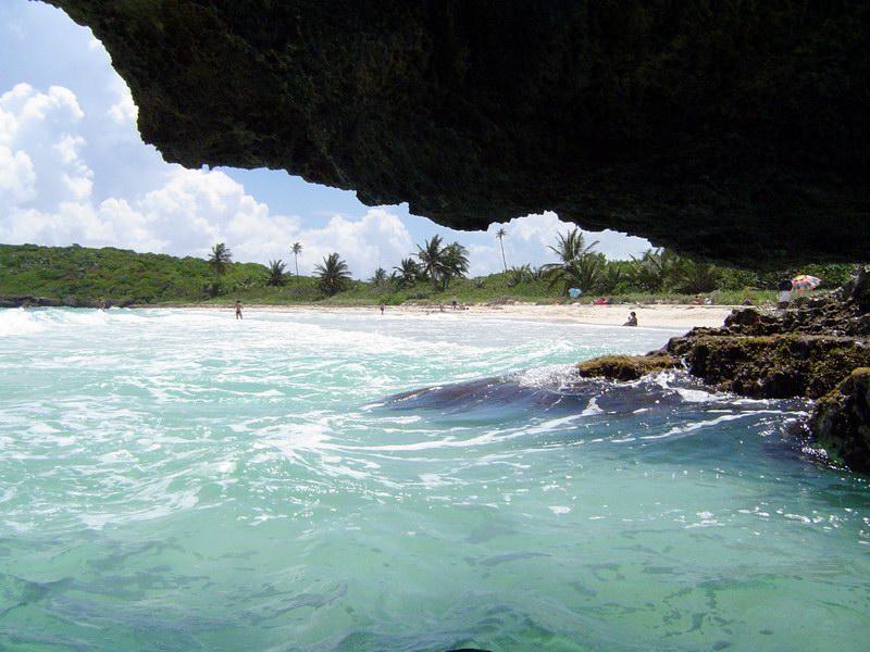 ملف:Vieques jaskyna na PlayaNavio.jpg