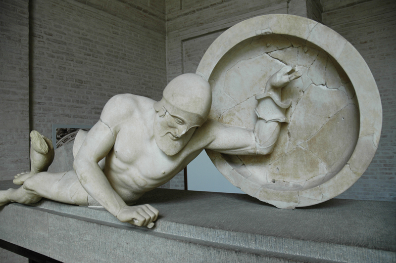 ملف:Aphaia pediment Laomedon E-XI Glyptothek Munich 85.jpg