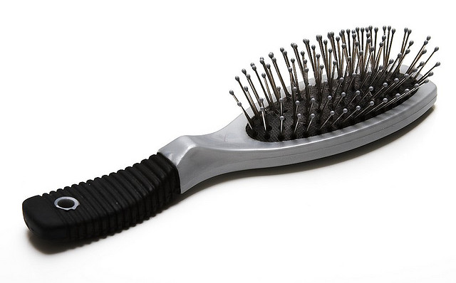 ملف:Hairbrush with metal bristles.jpg