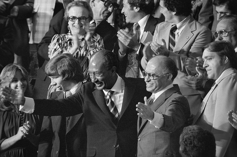 ملف:Sadat and Begin clean3.jpg