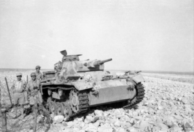 ملف:Destroyed Panzer III near Tobruk 1941.jpg