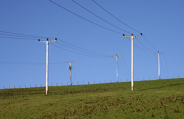 ملف:Utility poles and power lines - geograph.org.uk - 2159564.jpg