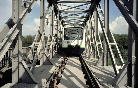 ملف:Automotrice BSB sur pont vers Mulhouse.jpg
