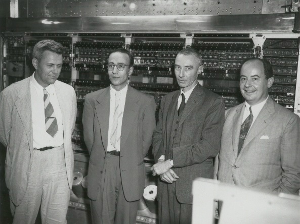 ملف:Julian Bigelow.jpg