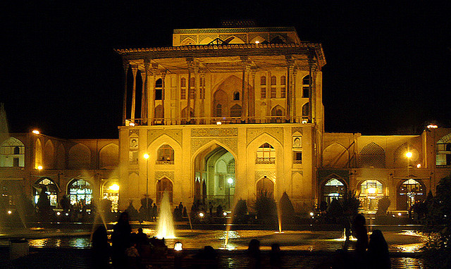 ملف:Ali Qapu night.jpg