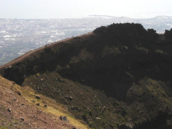 ملف:Vesuvius crater wall.jpg