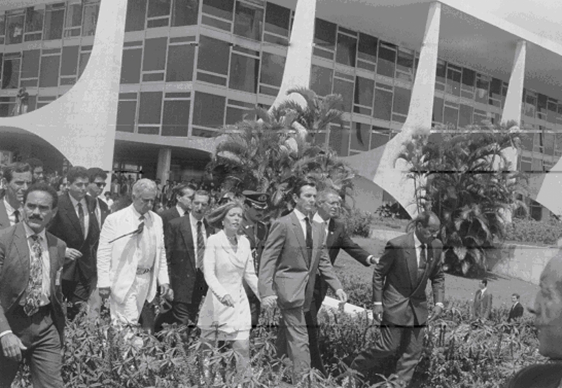 ملف:Fernando Collor deixa a presidência.jpg