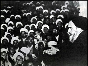 ملف:Ruhollah Khomeini speaking to his followers against capitulation day 1964.jpg