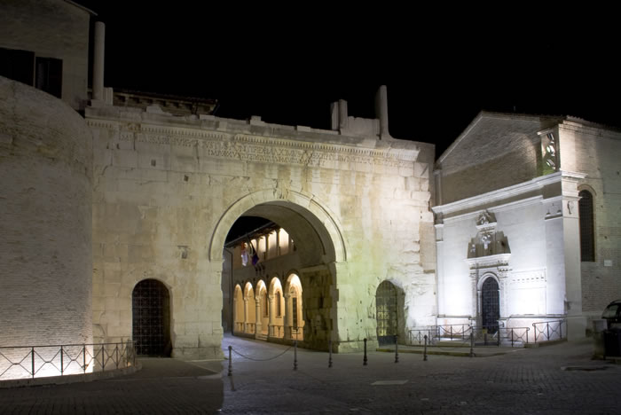 ملف:Arco di Augusto Fano illuminato.jpg