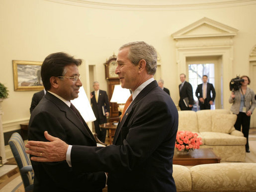 ملف:Musharraf and Bush 2006-09-22.jpg