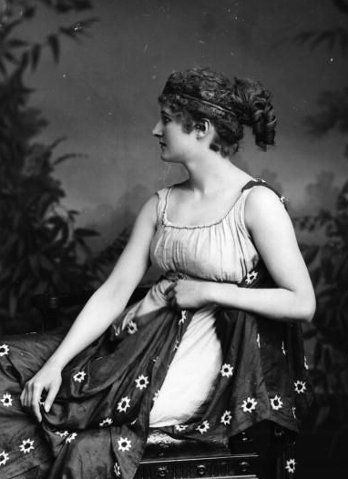 ملف:Hypatia (1900 Play).png