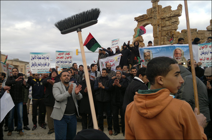 ملف:Libyans protest GNC extension (II).jpg