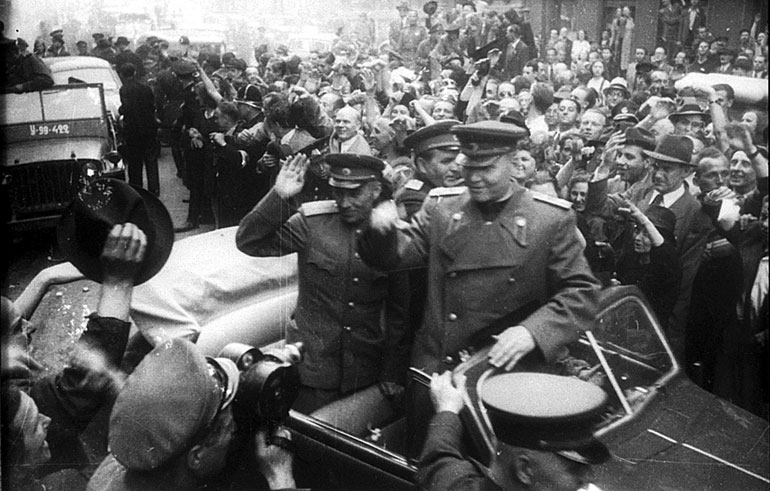 ملف:Prague liberation 1945 konev.jpg