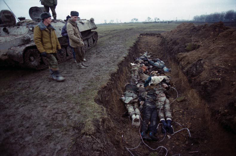 ملف:Mass grave in Chechnya.jpg